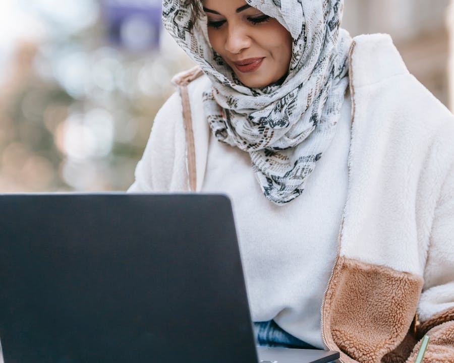 صورة تمثيلية لصاحبة متجر إلكتروني